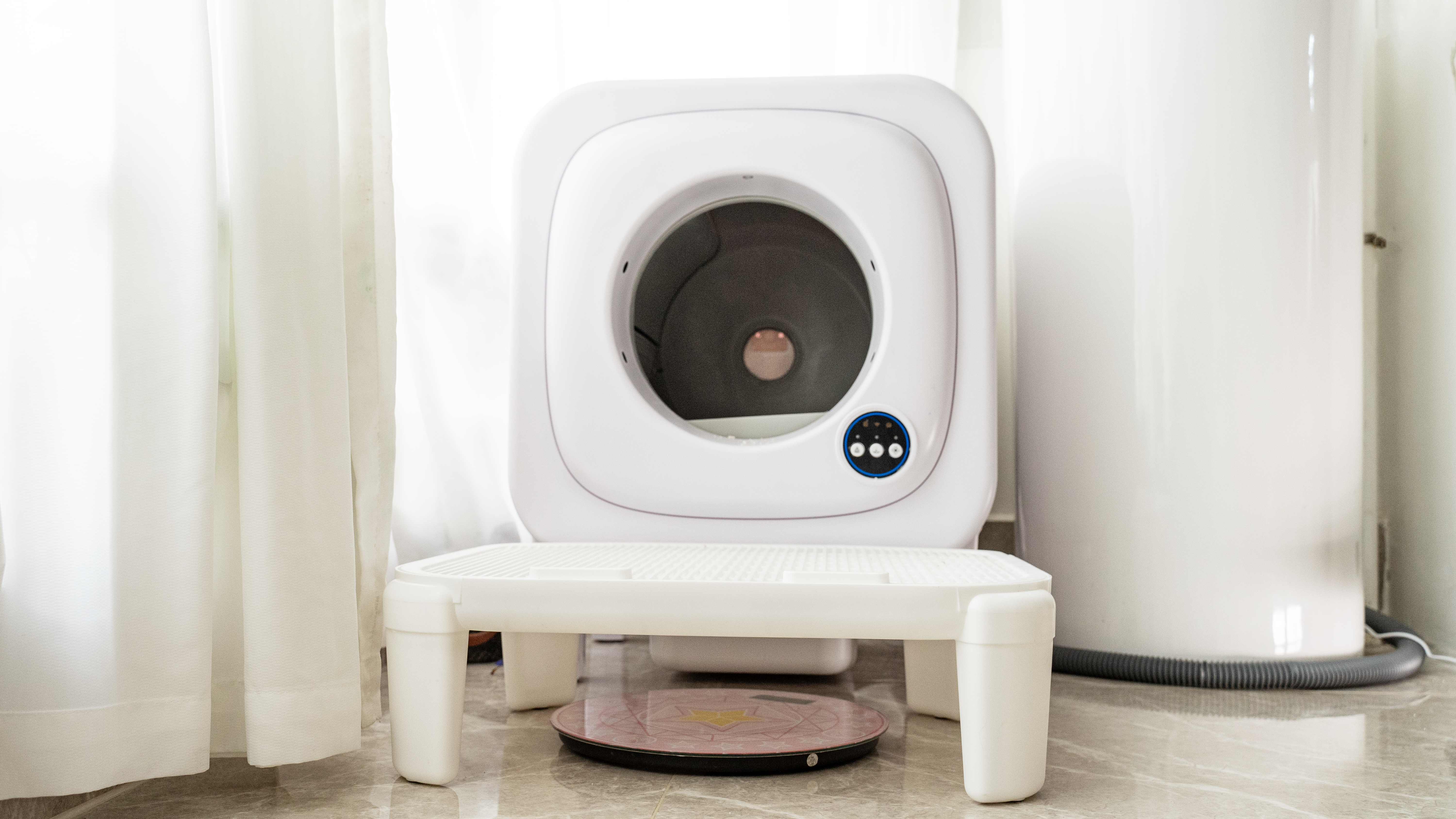 The price of the high-quality auto-scooping cat box is expensive.